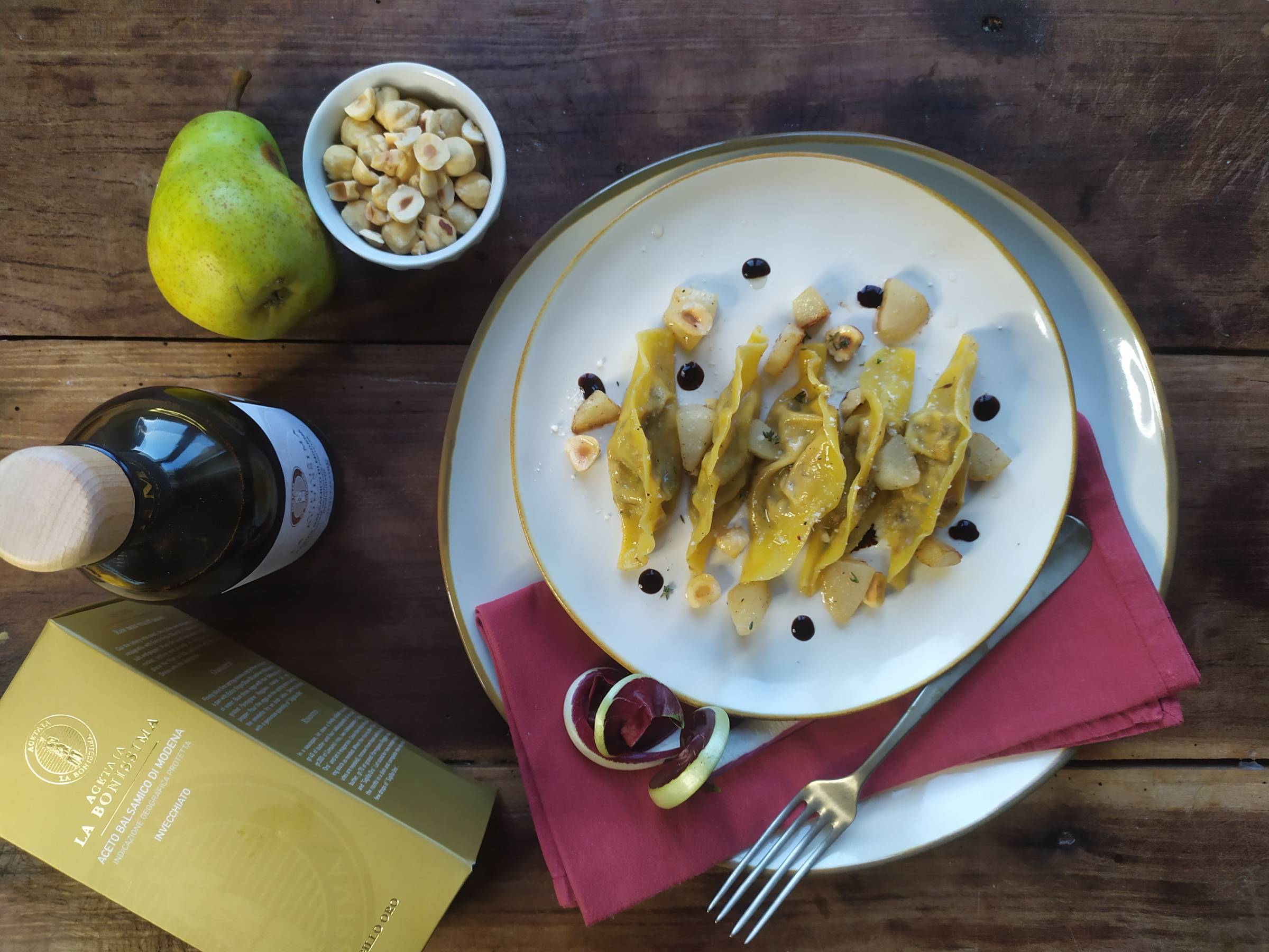 Ravioli all’ Aceto Balsamico con radicchio trevigiano, pancetta, pere e granella di nocciole