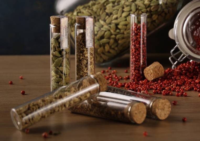 1️⃣ Choose your favorite spices and botanicals