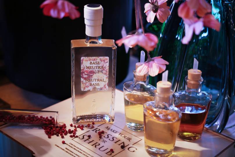 4️⃣ Strain and serve your personalized dressing or shrub!